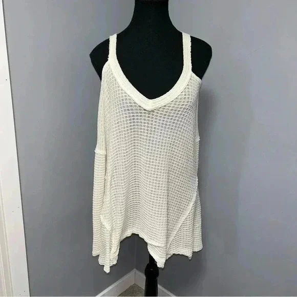 Design Lab Cold Shoulder Top - Picture 1 of 5